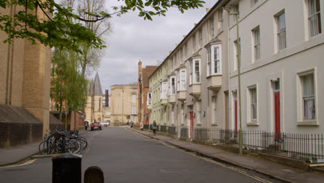 Außenseite-Der-Traditionellen-Gebäude-Und-Häuser-Auf-Der-Museum-Road-Im-Stadtzentrum-Von-Oxford-Mit-Fußgängern